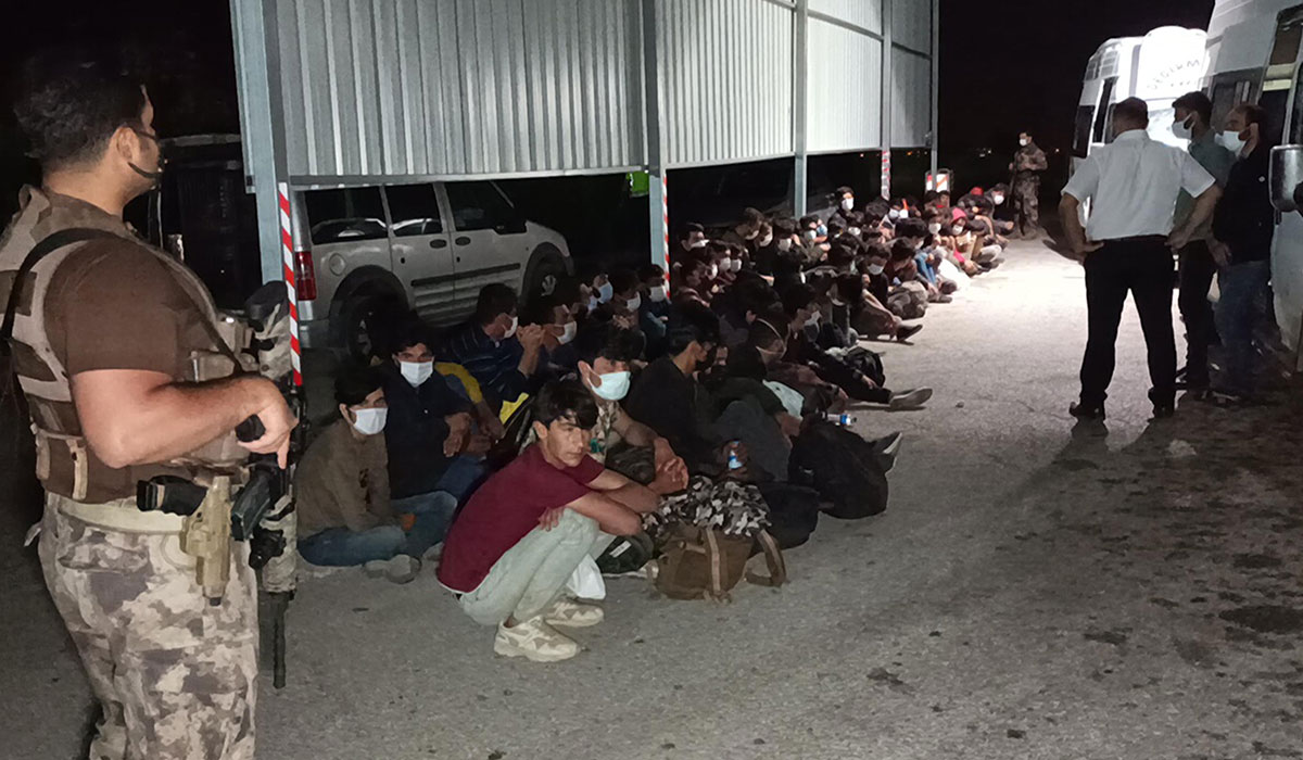 İki minibüste 66 kaçak göçmen yakalandı