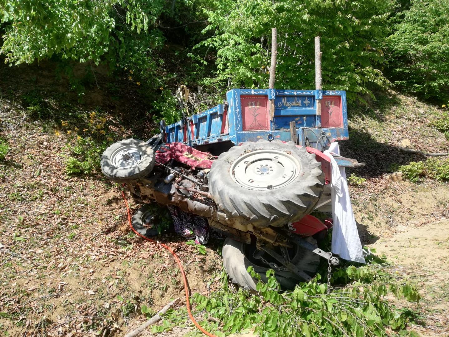 Durdurmaya çalıştığı traktörün altında kalarak hayatını kaybetti