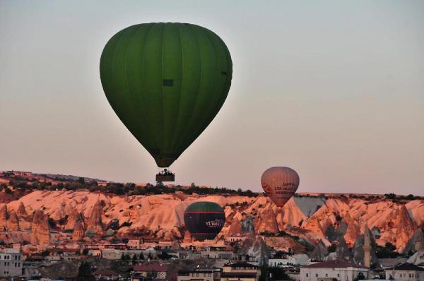 Kapadokya'da sıcak hava balonları yeniden havalandı