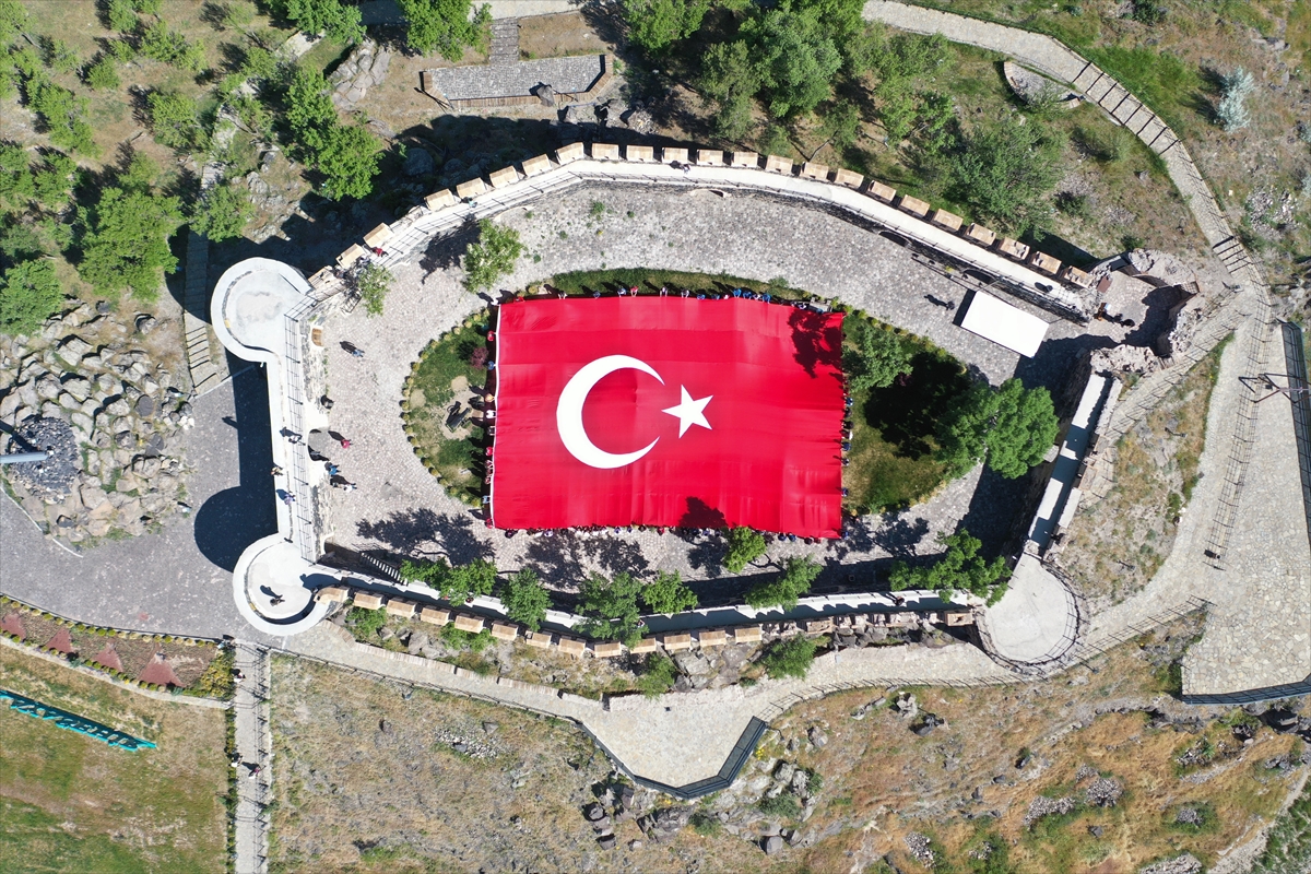 102 gençten tarihi kalede dev Türk bayrağı