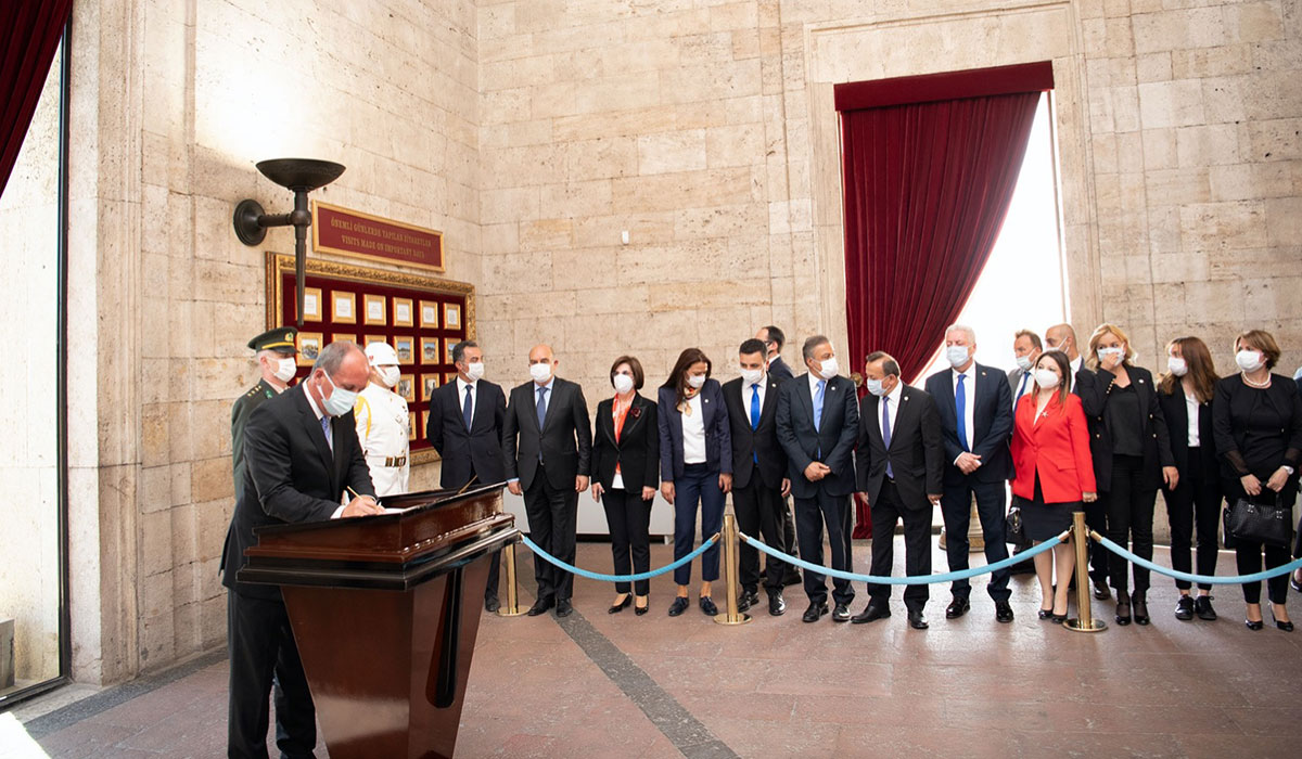 Muharrem İnce'den Anıtkabir'e ziyaret