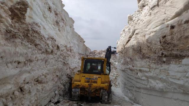 Hakkari'de mayıs ayında da karla mücadele çalışmaları devam ediyor