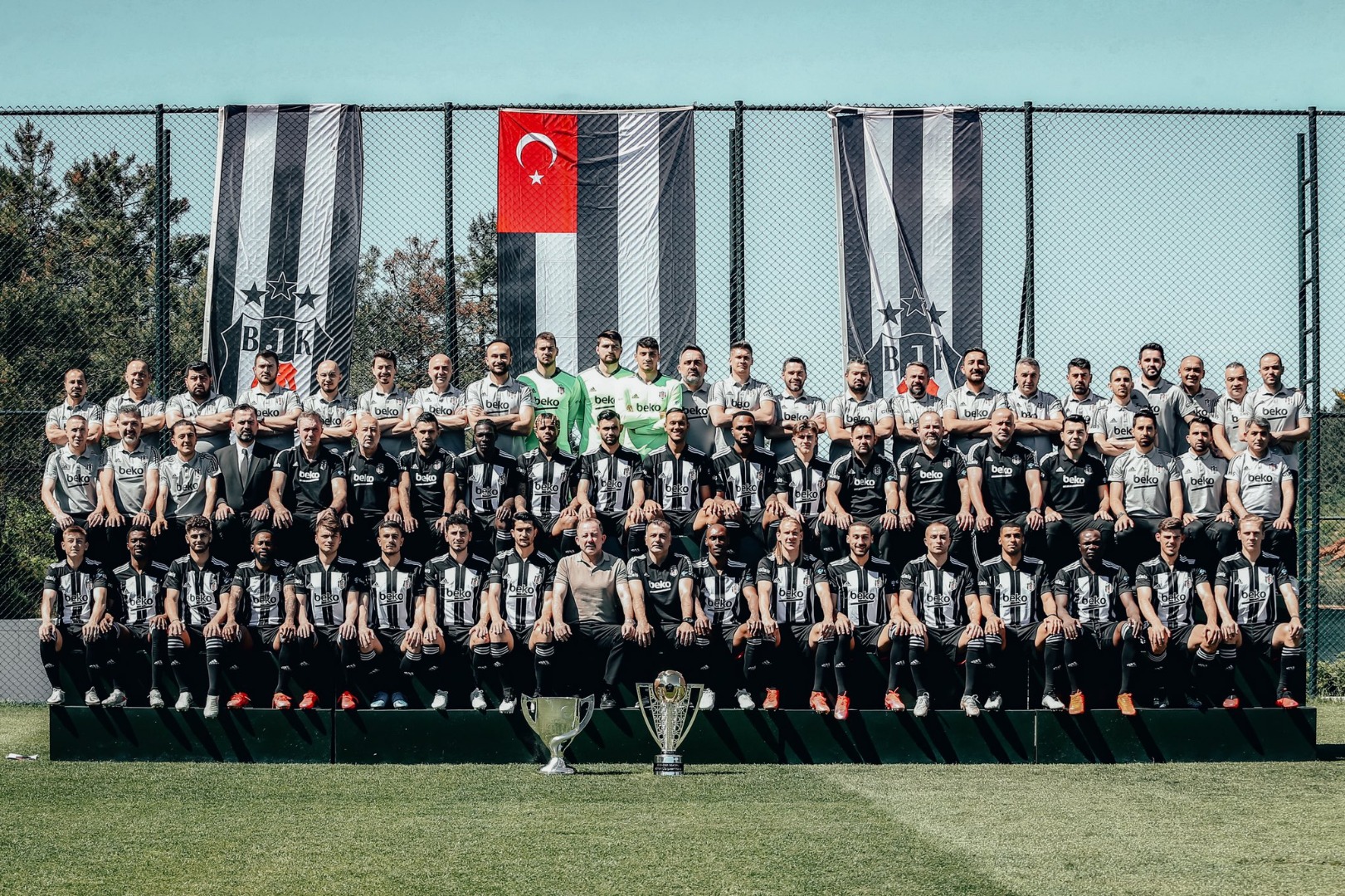 Beşiktaş'tan iki kupalı paylaşım