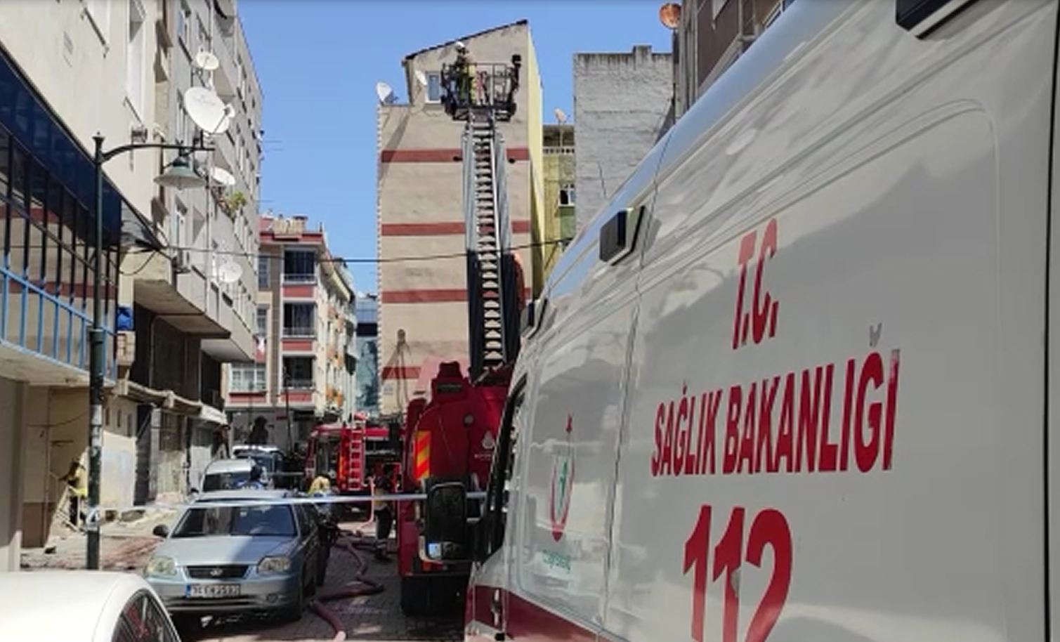 Zeytinburnu'nda 4 katlı binada yangın