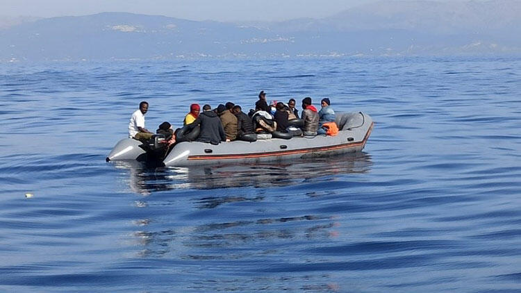 Türk kara sularına itilen 24 sığınmacı kurtarıldı