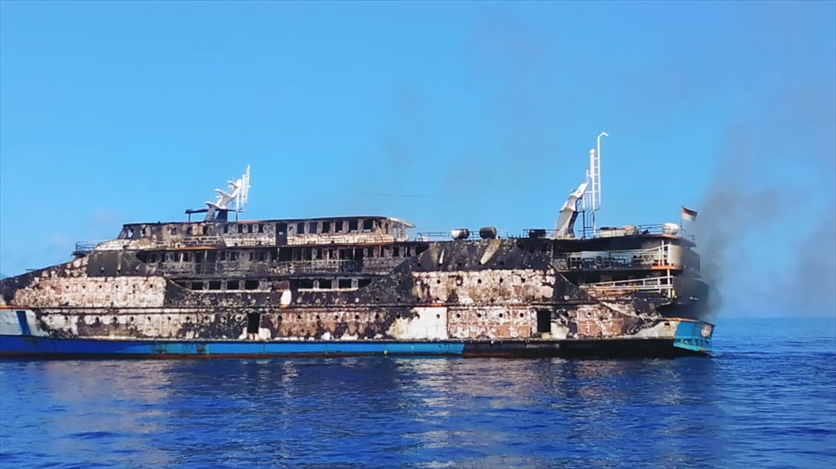 Endonezya’da yolcu gemisi yandı