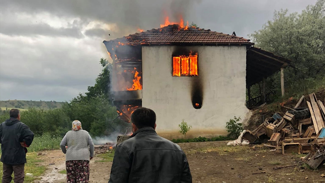 Amasya'da yıldırım isabet eden bağ evinde yangın çıktı