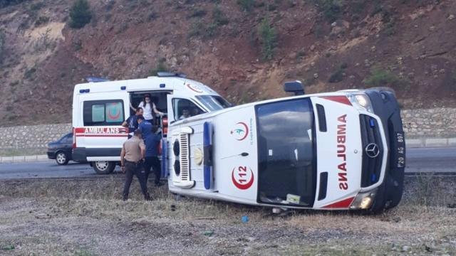 Denizli’de hasta taşıyan ambulans devrildi