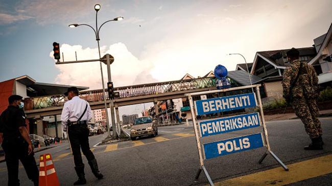 Malezya'da tam karantina uygulaması başladı