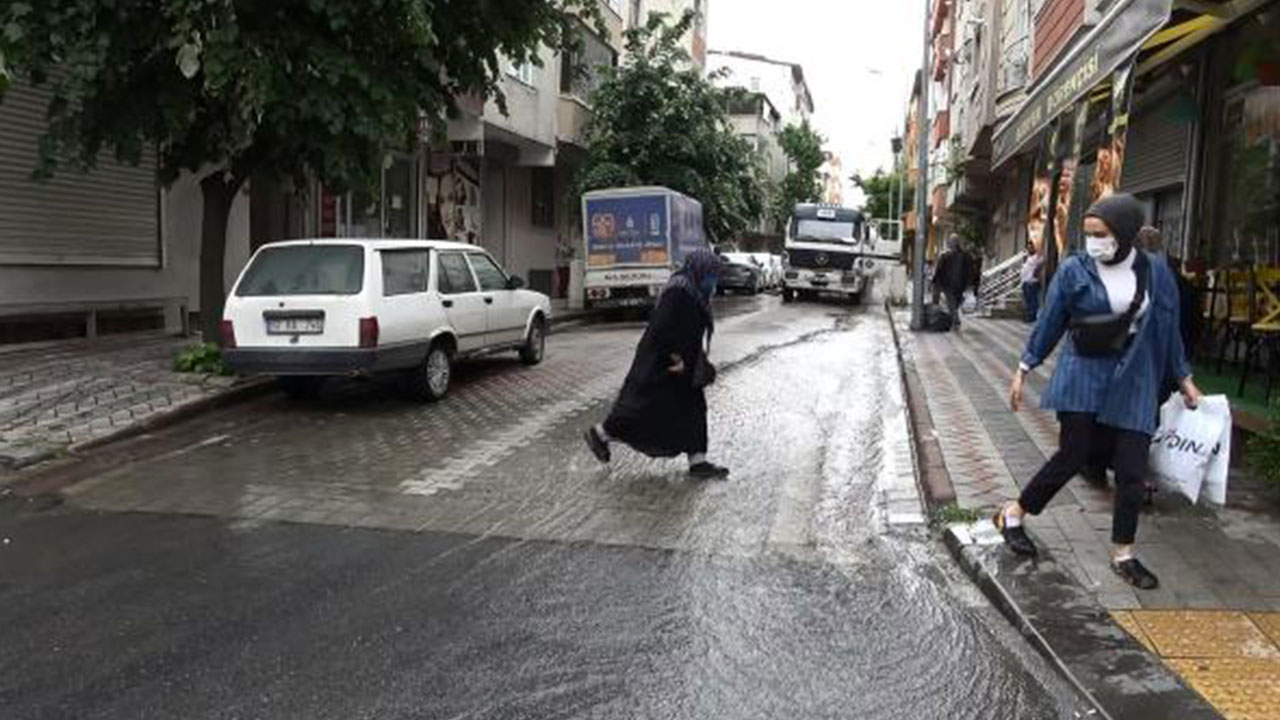 Sultangazi'de vana patladı sokaklar sular altında kaldı
