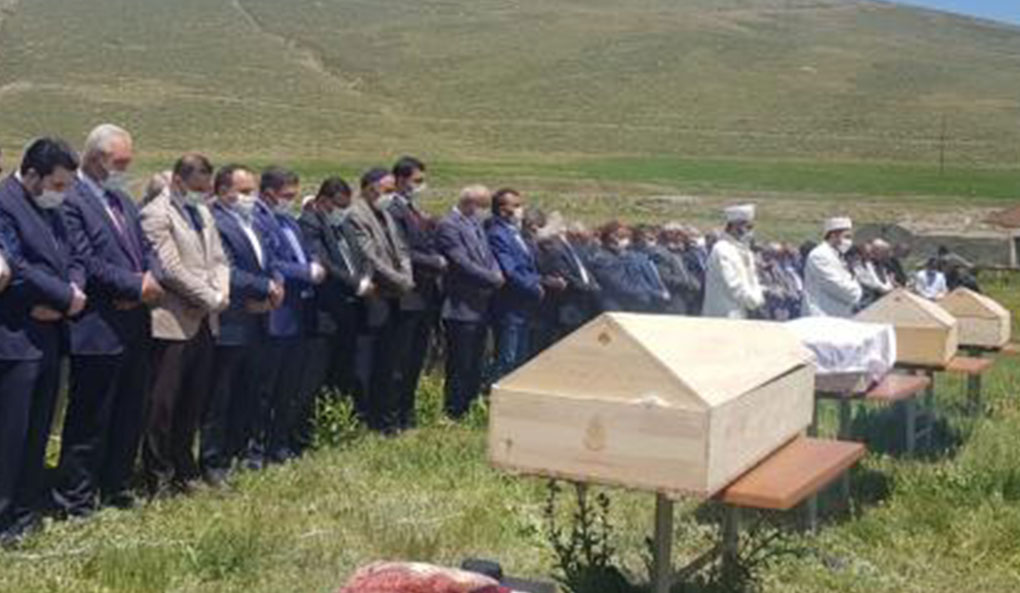 Sivas'taki katliam gibi kazada ölenlerden 4'ü toprağa verildi