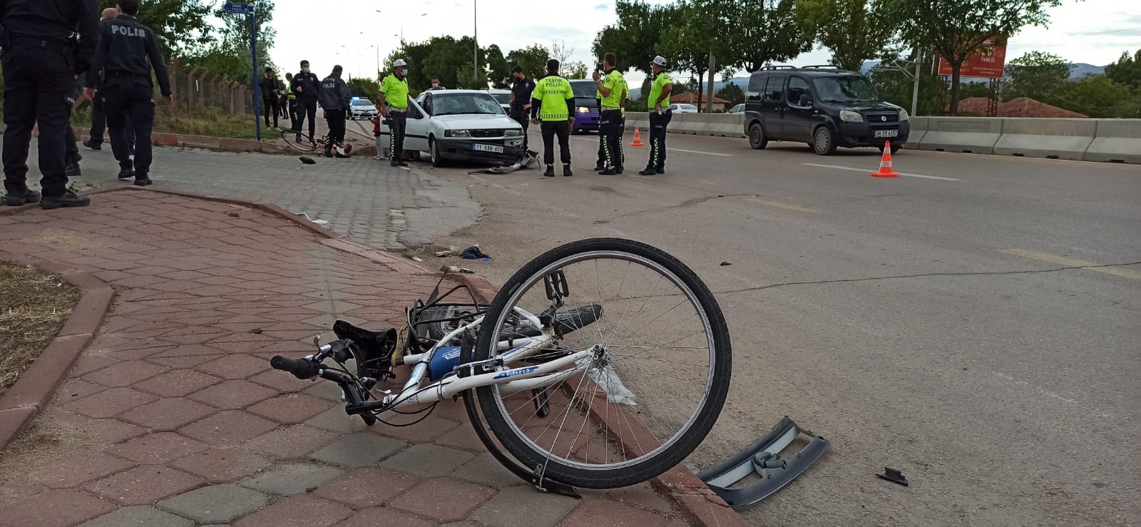 Alkollü sürücünün çarptığı bisikletteki 1'i müezzin 2 kişi ağır yaralandı