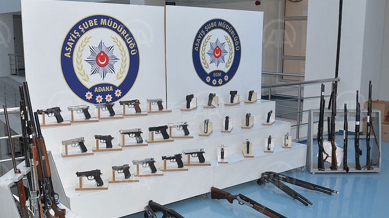 Adana'da polis denetimlerinde ruhsatsız 60 silah ele geçirildi