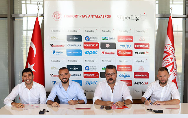 Antalyaspor 3 futbolcusuyla sözleşme yeniledi