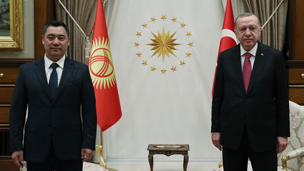 Cumhurbaşkanı Erdoğan Kırgızistan Cumhurbaşkanı Caparov ile bir araya geldi