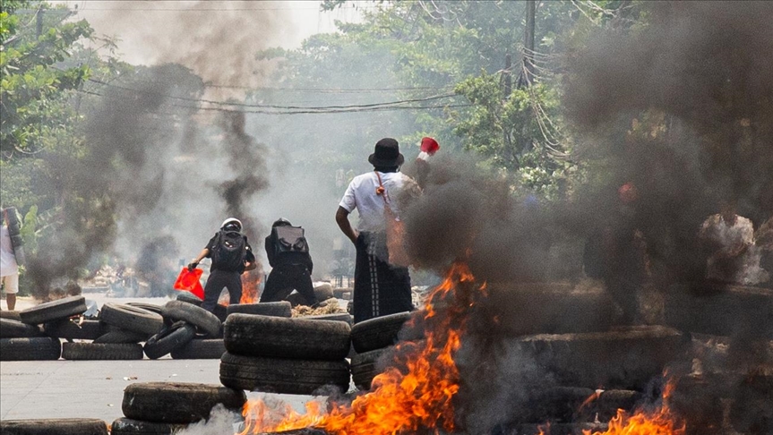 Myanmar'da ölenlerin sayısı 860'a çıktı