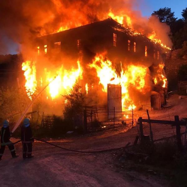 2 katlı ahşap ev yandı