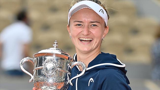 Krejcikova Fransa Açık'ta teklerin ardından çiftlerde de kupaya uzandı