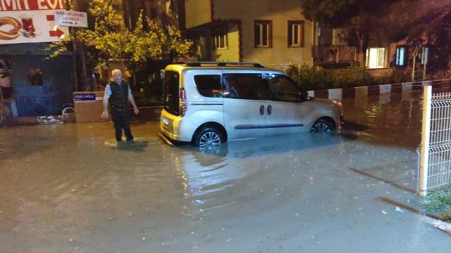 Bursa'da sağanak: Cadde ve sokakları su bastı