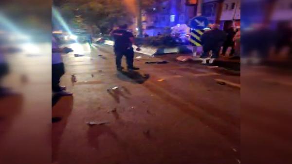 Bayrampaşa'da taksi ile 2 motosiklet çarpıştı 1 ölü, 2 ağır yaralı