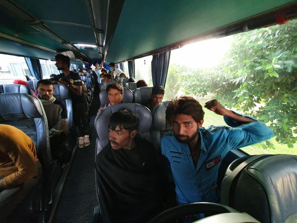 Yolcu otobüsünde 45 kaçak göçmen yakaladı, 2 sürücü gözaltında