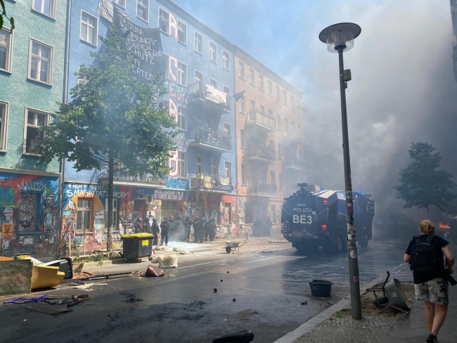 Berlin’de sokaklar karıştı 60 polis yaralandı