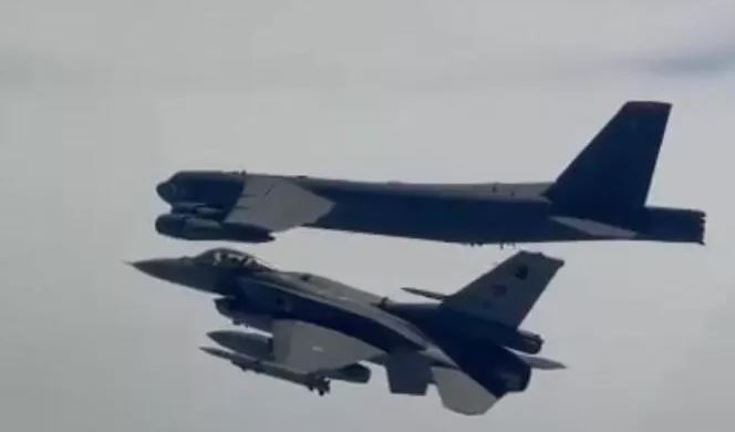 F-16 uçakları ABD'nin B-52 uçaklarına refakat etti