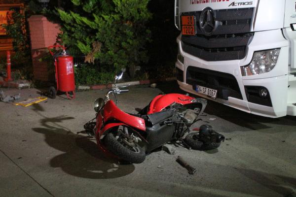Virajı alamayan motosiklet, akaryakıt tankerinin altına girdi
