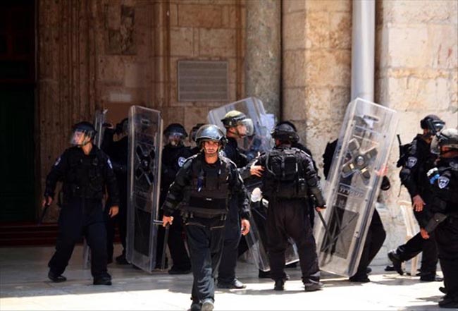 İsrail polisi Mescid-i Aksa’da Filistinlilere müdahale etti