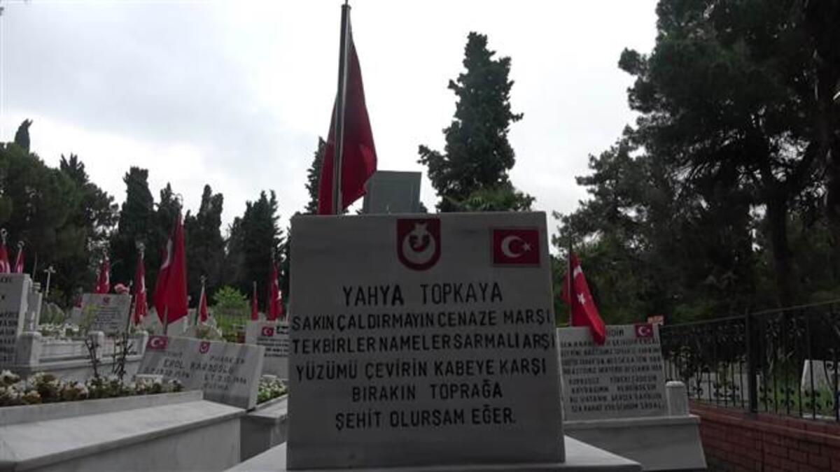 Şehitlikteki Türk bayrağı ve direği çalmışlardı! Yakalandılar