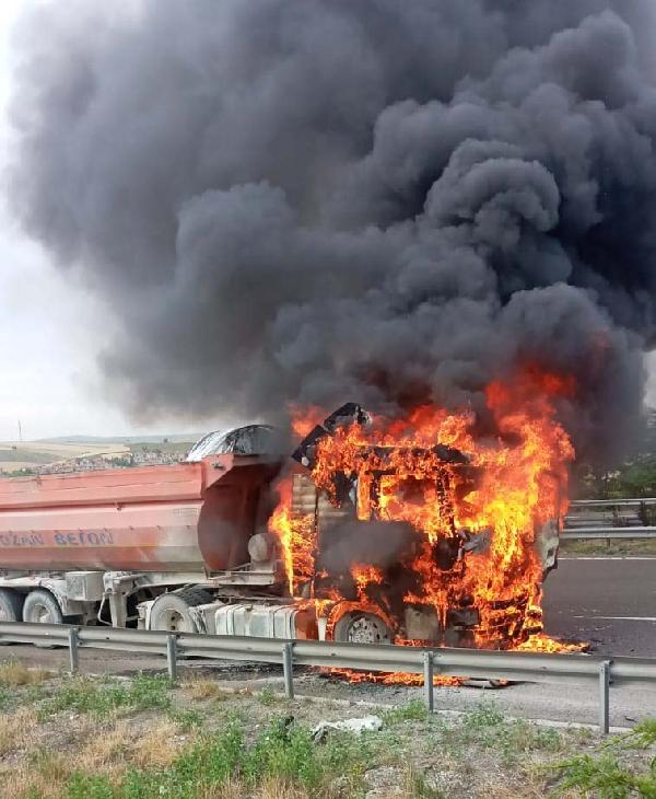 Ankara'da kamyon alev alev yandı