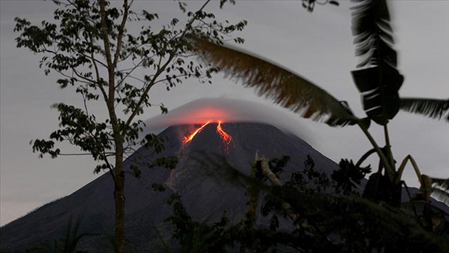 Merapi Yanardağı'nda bir ayda ikinci patlama