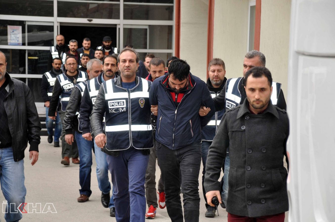 Adana'daki suç örgütü soruşturmasında 10 şüpheli tutuklandı