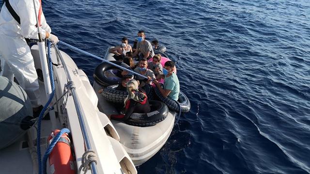 Lastik botla sürüklenen 14 göçmen kurtarıldı