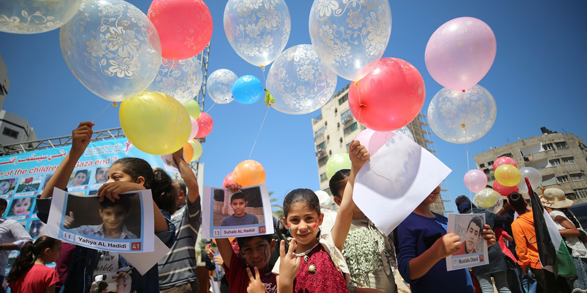 Gazzeli çocuklar İsrail'in katlettiği arkadaşları için gökyüzüne balon bıraktı