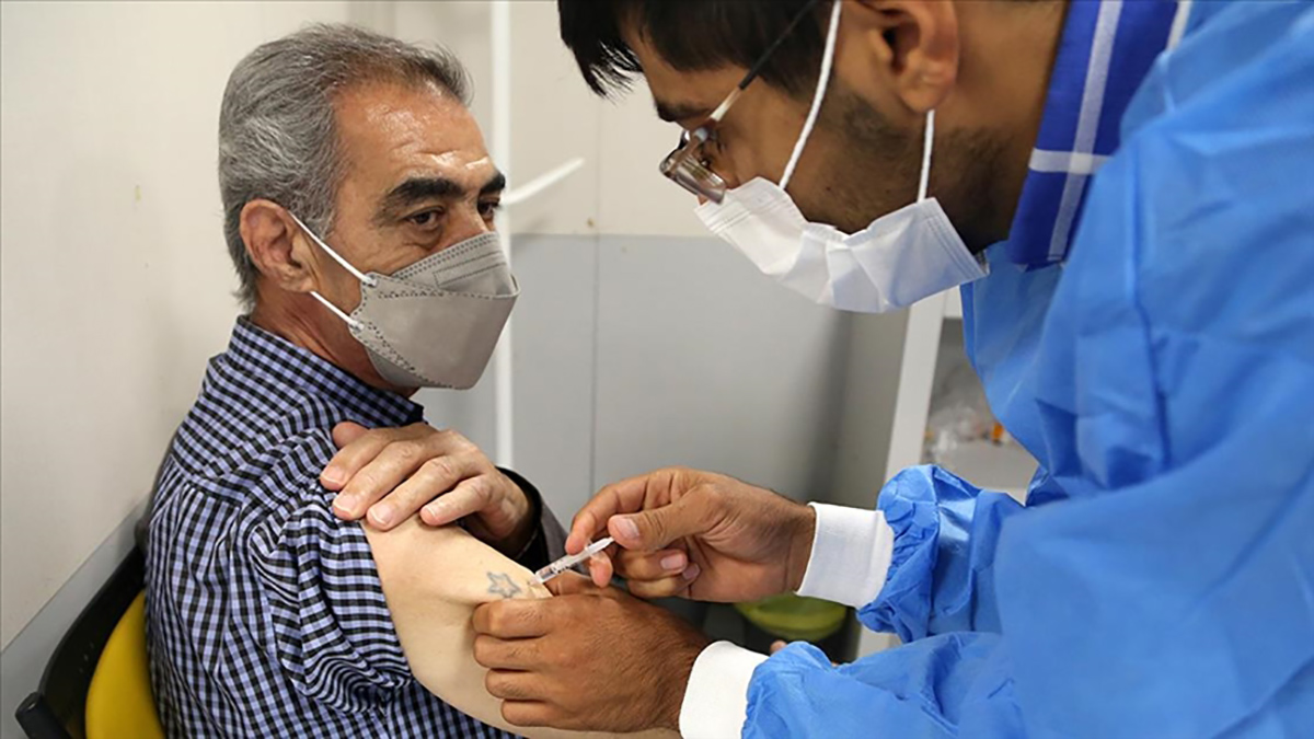 İranlılar korona aşısı olmak için Ermenistan'a gidiyor