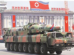 Kuzey Kore yeni füzesini sergiledi