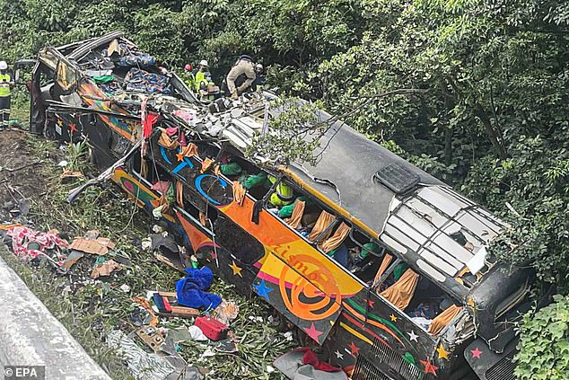 Virajı alamayan takım otobüsü devrildi: 2 ölü