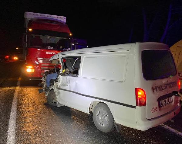 Minibüs ile kamyon çarpıştı 1 ölü 1 yaralı