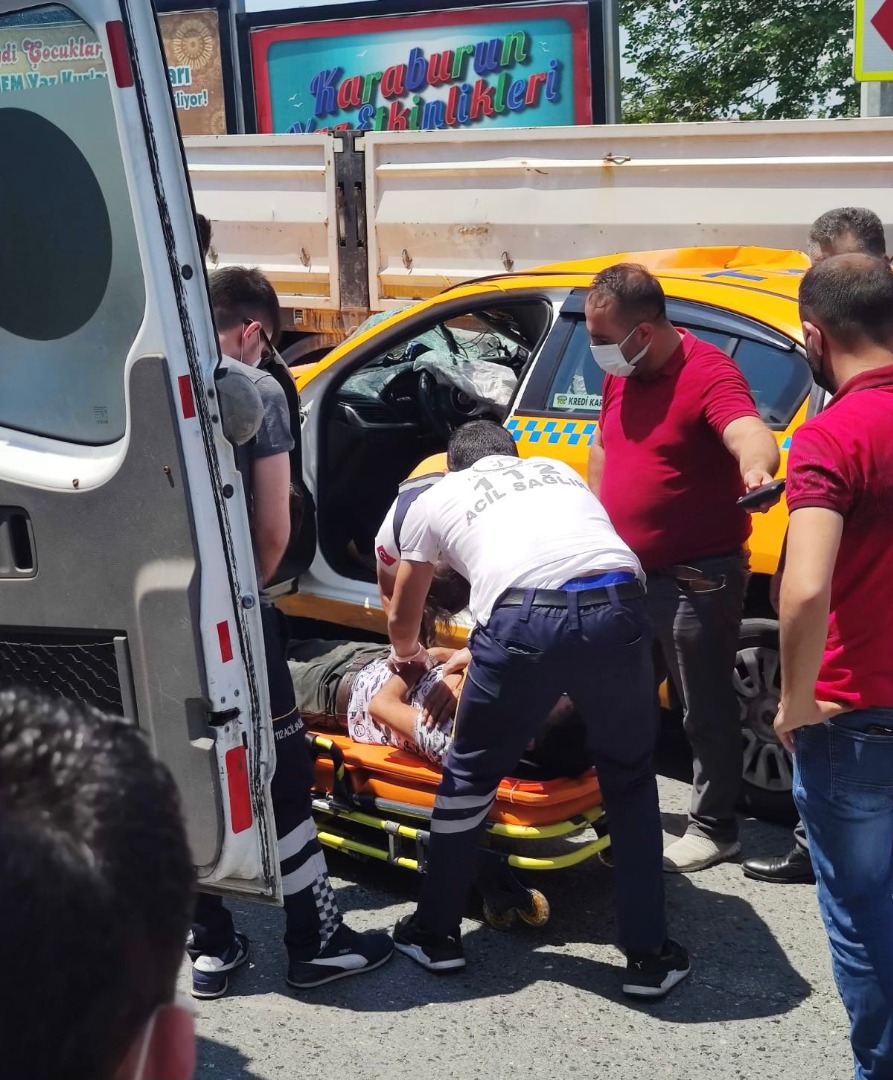 Arnavutköy'de feci kaza. Taksi park halindeki TIR'ın altına girdi