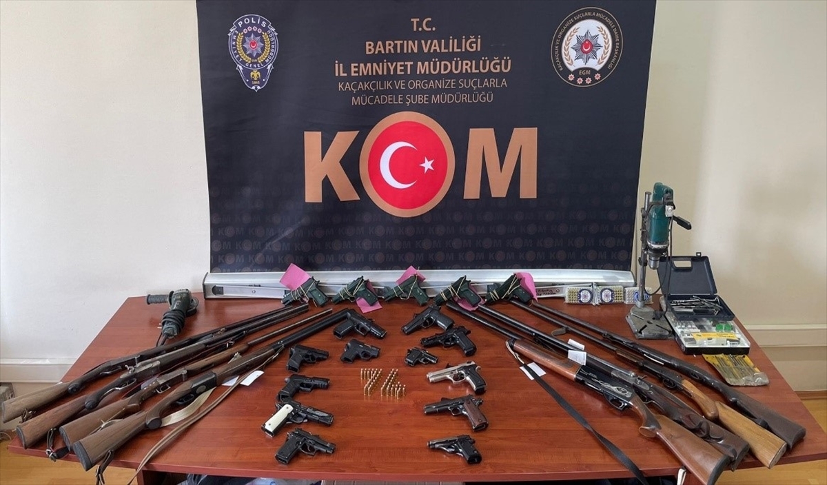 Yasa dışı silah ticareti operasyonu: 3 kişi tutuklandı