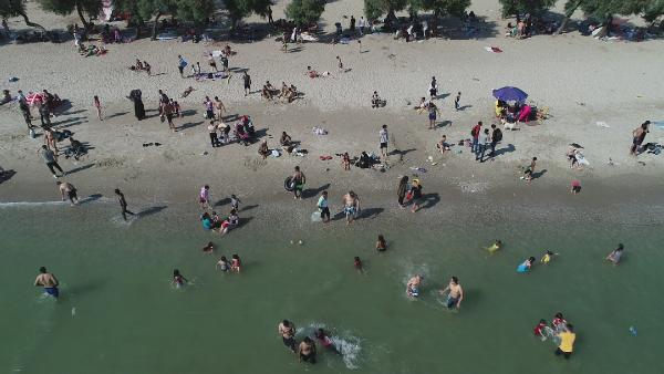 Menekşe Plajı'nda en kalabalık günlerden biri yaşandı