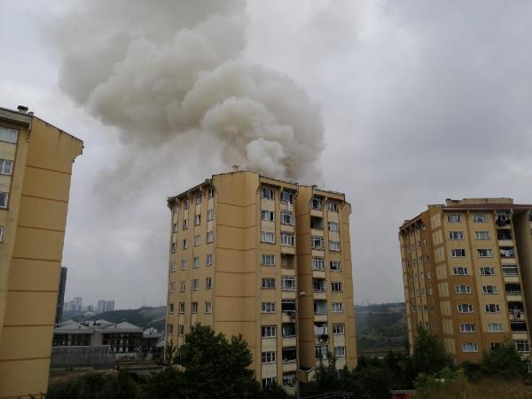 Başakşehir'de çatı katında yangın