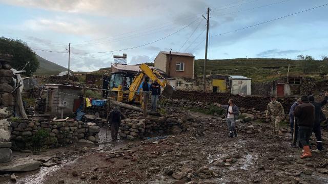Ardahan'da sağanak: Yol ve evleri su bastı