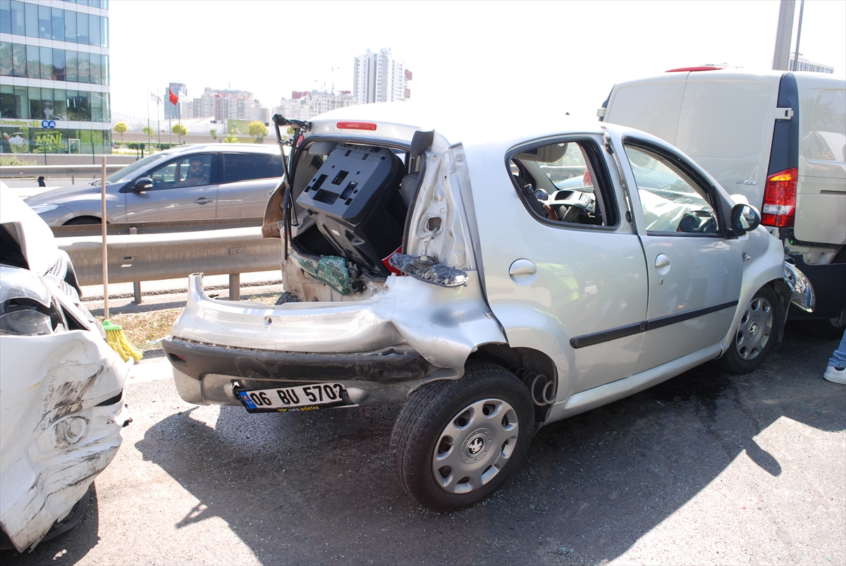 Maltepe'de zincirleme trafik kazası: 3 yaralı
