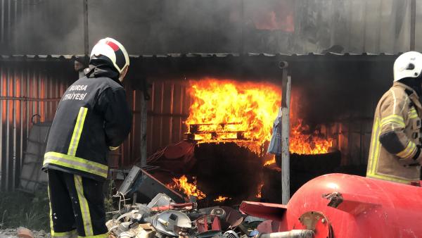 Bursa'da geri dönüşüm tesisi yangını