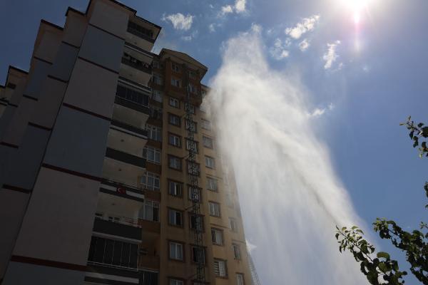 13 katlı binada yangın! Apartmandakiler tahliye edildi