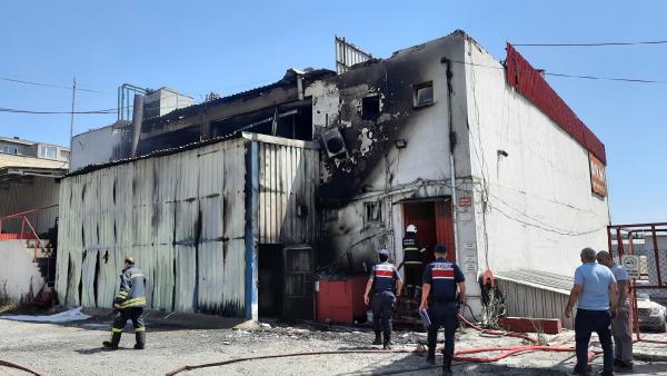 Kocaeli’nin Gebze ilçesinde kimya fabrikasının fuel oil tankı yandı
