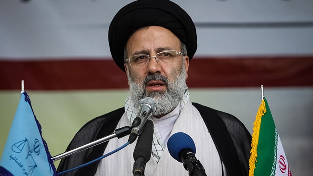 İran'ın 8. Cumhurbaşkanı Reisi göreve resmen başladı