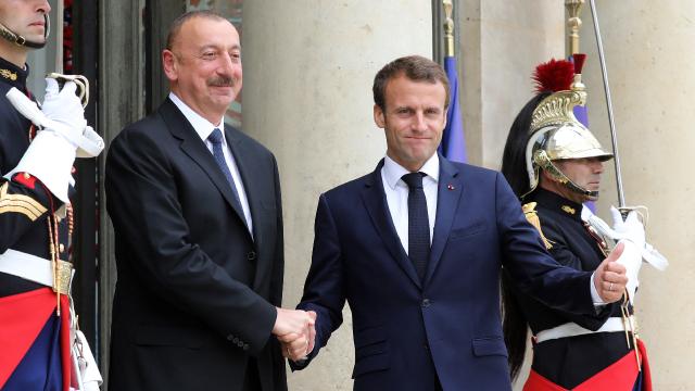 Macron ile Aliyev telefonda görüştü